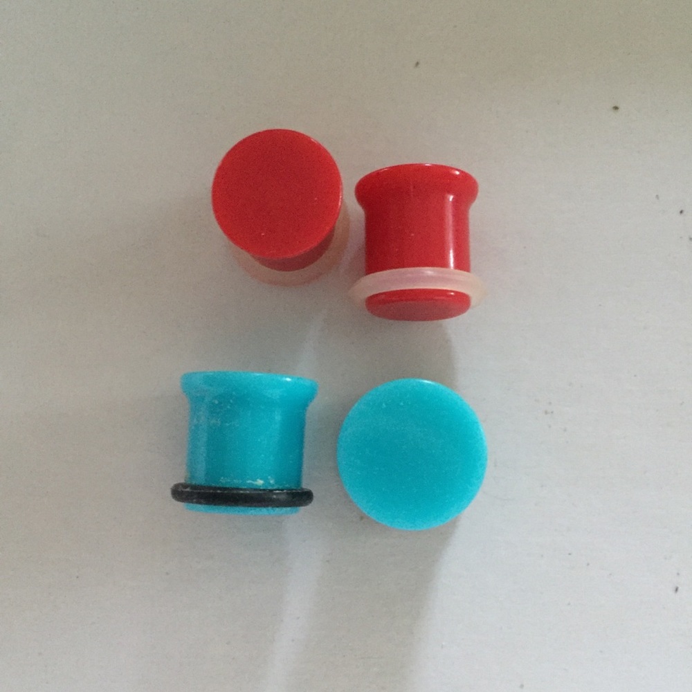 Plastic size 0 plugs